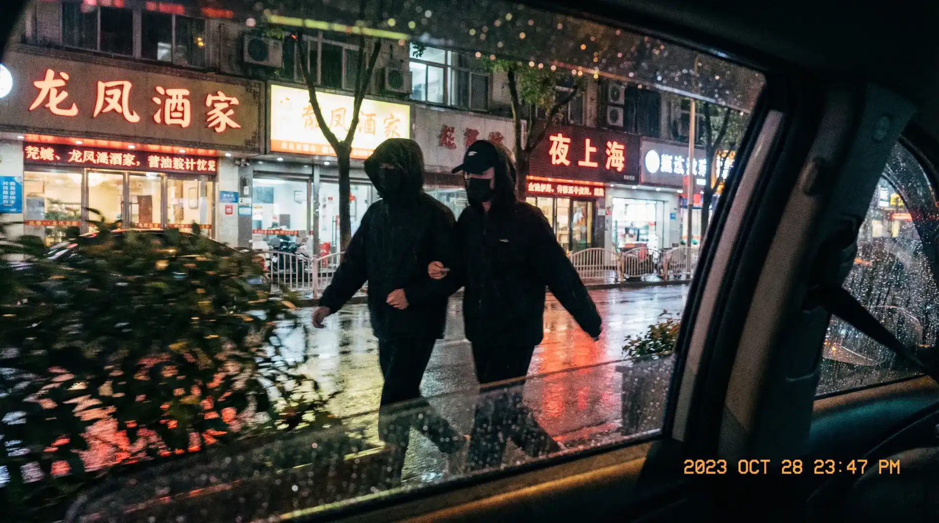熊猫体育 - 顶流明星深夜密会现场抓拍照片